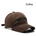 Berretto da baseball regolabile in cotone marrone con lettere ricamate nere su sfondo bianco - Marrone