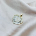 Dettaglio del ciondolo a cuore con perle centrali e zirconi baguette su metallo dorato - Stile Cuore Intarsiato Perle Strass