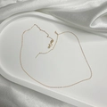 Dettaglio di una catena minimalista in argento S925 placcato oro con maglie O e pendente - Catena ad Ago Sottile a Maglia a O / 45cm / Oro