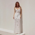 Dettaglio dell'abito lungo bianco in pizzo con scollo all'americana e balze eleganti - S / Bianco