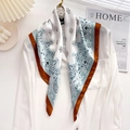 Foulard quadrato in raso con motivo paisley blu e bianco su una camicia bianca - 70x70cm / Azzurro