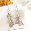 Vue détaillée de boucles d'oreilles pendantes triangulaires argentées à texture brossée - Triangle Brossé Multi-couches