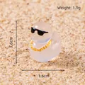 Leuchtende Mini-Resin-Ente mit Sonnenbrille und Goldkette auf Sand, 1,6cm groß - Rosa
