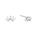 Primer plano de pendientes plateados en forma de abanico con piedras de corte marquise - Plata (JQH0216)
