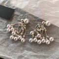 Eleganti orecchini a nappa d'argento con delicate perle bianche e catene fluenti - Argento (Perno in argento)