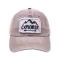 Detail der verwaschenen Khaki-Trucker-Cap mit Explorer-Aufnäher und atmungsaktivem Netzstoff - Khaki