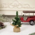Mini künstlicher Weihnachtsbaum mit grünen Tannennadeln und einem braunen Jutesack-Sockel - 15CM