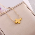 Collana con croce dorata minimalista con resina scintillante su portagioie beige - Giallo