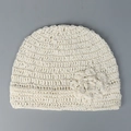Bonnet en maille crème avec une grande fleur au crochet et paillettes argentées - M (56-58cm) / Blanc