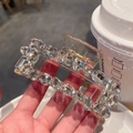 Dettaglio di un fermaglio per capelli con grandi cristalli scintillanti e strass di lusso - Artiglio Quadrato Medio (8,2 cm)