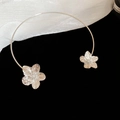 Detail van gouden choker met geborstelde bloemen op zwart-witte textuur achtergrond - Zilver