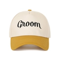 Detailansicht der Groom Stickerei auf einer cremefarbenen und gelben 5-Panel-Kappe - Verstellbar / Gelb