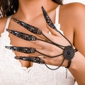 Dettaglio di bracciale ad anello gotico in metallo nero con punte delle dita intagliate - Stile Nero (2265)