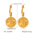 Dettaglio di orecchini a cerchio dorati con rilievo a croce e inserti in cristallo - Croce Rotonda in Rilievo con Strass (HC-E10849) / Oro