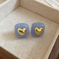 Gros plan de boucles d'oreilles carrées bleues avec cœur doré dans un écrin - 43# Tige en Argent Carré Bleu Violet Clous d'Oreille Cœur en Or