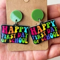Bunte Happy First Day of School Ohrhänger an einem Papphalter für Lehrer - 4-Glücklicher Erster Schultag (Grüner Stecker)