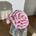 Eleganter rosa Spitzen-Haargummi mit detaillierten Blütenblättern und elastischem Haarband - Klassisch / Altrosa