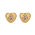 Orecchini a cuore dorati con pietre di zircone ovali e accenti di diamanti su sfondo bianco - Bianco