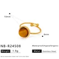 Detalle macro del anillo de acero dorado con piedra natural de 8mm y especificaciones - Estilo Ojo de Tigre (NB-R24508)