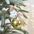 Orsetto di peluche bianco con cappello marrone su una palla di Natale dorata lucida - Orso a Sfera Dorata / 8*6.5*14cm