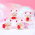 Set di quattro gatti portafortuna bianchi in resina con pergamene dorate su rosa - 120 Set di gatti portafortuna