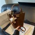 Dunkelbraune Wildleder-Beuteltasche mit Ledergriffen und Affen-Anhänger für Damen - Braun