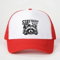 Rode en witte truckerpet met Stay Trashy wasbeer-afbeelding op het voorpaneel - Verstelbaar / Wit en Rood
