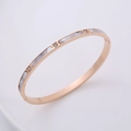 Bracciale rigido minimalista in oro rosa con inserto in conchiglia bianca e zirconi - Oro rosa