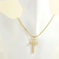 Dettaglio della collana a croce placcata oro 18K con micro-pavé di zirconi colorati - Croce In Zircone Bianco