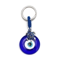 Makro-Detail eines blauen Schildkröten-Schlüsselanhängers mit Strass und Evil Eye Perle - Schildkröte Stil
