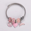 Detail von rosa Herz, Meerjungfrau-Schwanz und Perlenanhängern am Silber-Armband - Rosa Thema Herz Meerjungfrau Schwanz Stil