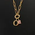 Edelstahl-Halskette mit Buchstabe O und rosa Kristallanhänger in 14K Gold-Finish - Buchstabe O