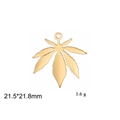 Detailansicht eines goldfarbenen Kleeblatt-Anhängers mit Maßen von 21,5x21,8 mm - Ahornblatt-Gold