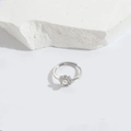 Anillo de flor plateado ajustable con perla y diamantes sobre piedra blanca - Perla de Flor / Plateado