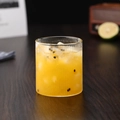 Vaso de vidrio borosilicato con rayas verticales y bebida fría de fruta de la pasión - 250ML