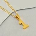Detailaufnahme eines minimalistischen goldenen Ziffer-1-Anhängers an einer Edelstahlkette - Nummer 1 (Mit Kreuzkette)