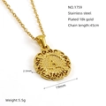 Dettaglio macro della collana tonda con ciondolo a lettera in acciaio dorato 18K - Lettera A