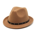 Détail du chapeau fedora marron en laine avec ruban en cuir noir orné de rivets métalliques - M (56-58cm) / Kaki