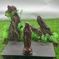 Detail van een 10cm handgesneden Maagd Maria beeld op houten voet met tuin decoratie - Rode Sesam