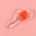 Miniatur ABS Löffel Spielzeug mit roten Erdbeeren Lebensmittel Modellen in Flüssigkeit - Transparent-Erdbeere