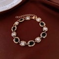 Detail eines Vintage-Goldarmbands mit schwarzen und klaren Zirkonias auf Seide - Armband - Gold