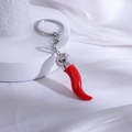 Porte-clés piment rouge avec couronne argentée sur support blanc élégant - Grand Style de Piment