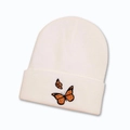 Détail de deux broderies papillon orange sur un bonnet en maille blanche pour l'hiver - M (56-58cm) / Blanc