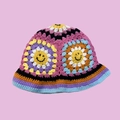 Makroaufnahme der handgefertigten Häkel-Fischerhuts mit bunten floralen Lächeln-Mustern - M (56-58cm) / Rosa Sonnenblumen-Smiley-Hut