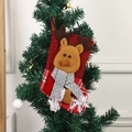 Weihnachtssocke mit braunem Rentier, gepunktetem Schal und dekorativem Schneeflockenmuster - Weihnachtsrentier