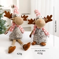 Set di renne natalizie in peluche grigio con cappelli a fiocchi di neve rossi decorativi - Set renna in piedi e renna seduta
