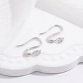 Dettaglio ganci per orecchini a C in argento S925 con trama vintage a rilievo fenice - Occhio di Fenice Platino 1 Paio