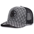 Dettaglio del cappello trucker in mesh jacquard nero con toppa a stella in rilievo - Regolabile / Grigio
