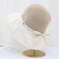 Detailansicht eines Sonnenhutes aus Stroh und Stoff mit Schleife und Metall-Logo - M(56-58cm) / Weiß