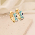 Elegante 18K Gold Ohrringe mit blau-weißem Emaille-Auge auf beigem Hintergrund - Blau